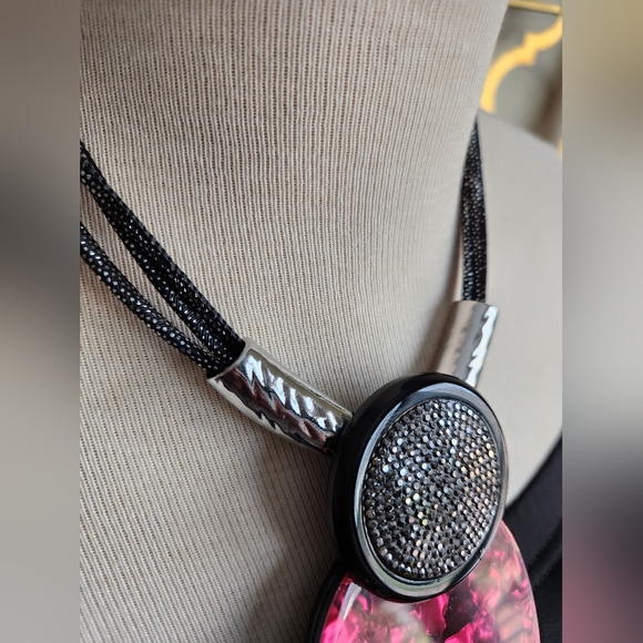 Elegant Pink and Black Pendant Necklace with Earrings Set - Picture 9 of 17